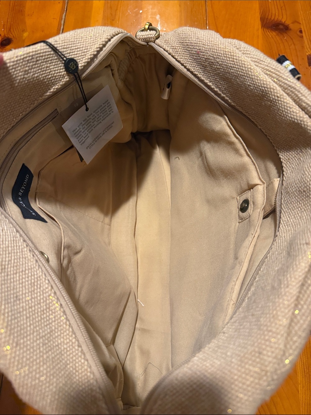 America & Beyond travel tote - Picture 3 of 8